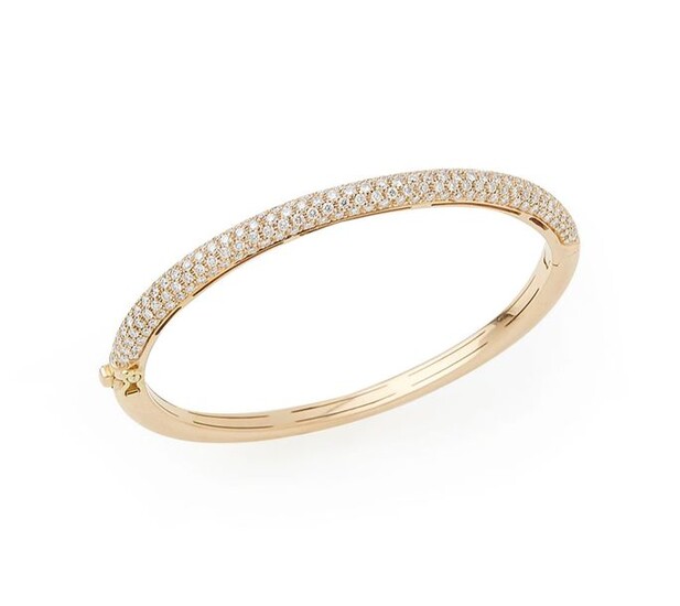 Bracelet jonc ouvrant en or jaune 18K (750/°°), la partie centrale entièrement sertie de diamants. Poids brut : 20.8g