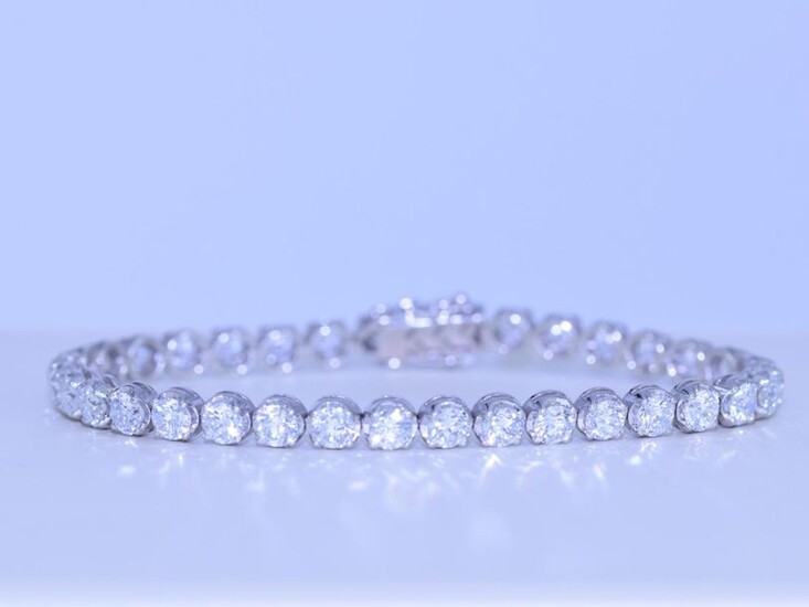 Bracelet of quality in white gold 18ct. with 35 brilliants...