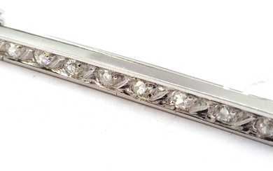 Broche barrette en or gris 750 °/°° (18k) sertie de dix diamants de taille ancienne....