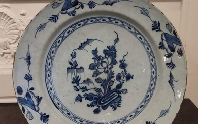 CHINE Grand plat en porcelaine bleu blanc... - Lot 22 - Osenat