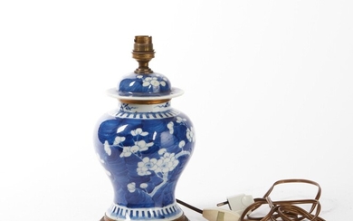 CHINE Petite potiche couverte en porcelaine à décor de fleurs sur fond bleu, monture en...