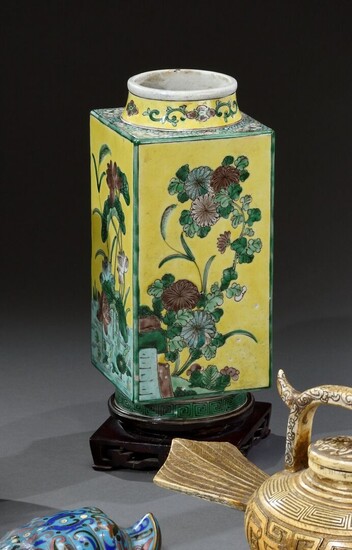 CHINE - XIXe siècle Vase de forme Cong en... - Lot 322 - De Baecque et Associés