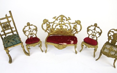 Canapé et deux chaises en bronze doré à décor... - Lot 322 - Art Valorem