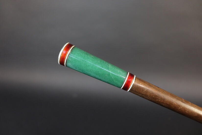 Cane with rosewood shaft. Milord malachite knob set with two enamelled rings of white and red fillets (small chip). Mark of the house Antoine. Palais Royal. The house Antoine established in Paris in 1745 held shop at the end of the XIX° at 26-29...