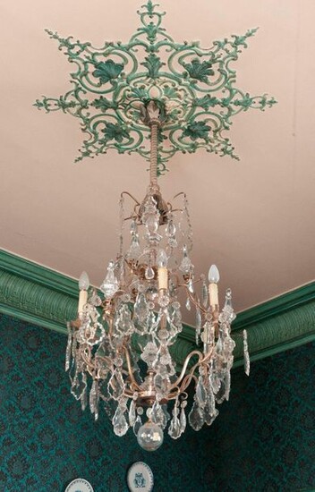 Chandelier cage in silver bronze and crystals with six light arms. Ornamentation of pendants, plates, drops, pendants and pyramids.
