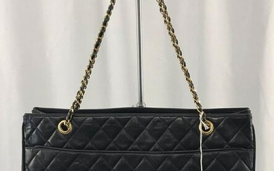 Chanel Black Quilted leather Shoulder Bag