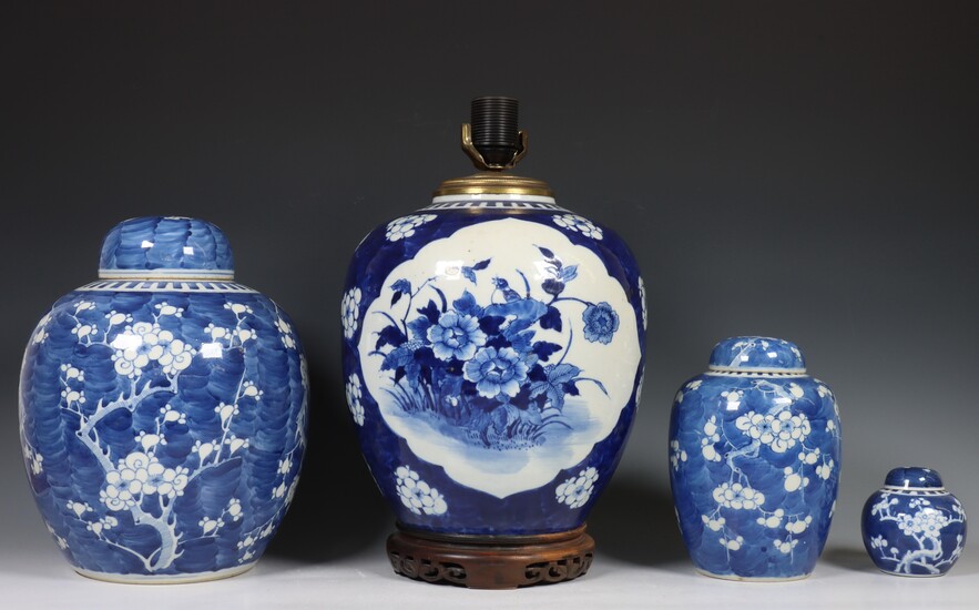 China, vier blauw-wit porseleinen gemberpotten, 19e eeuw.