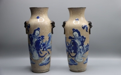 Chine. Paire de vases. Porcelaine craquelée, , blanc et bleu, à décor de jeune femme...