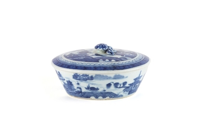 Chine et Japon 19e siècle Ensemble de porcelaines comprenant un bol à ponch et sa...