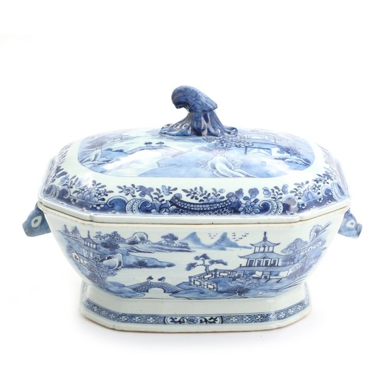 Chinese export blue and white porcelain tureen. 18th-19th century. H. 22. L. incl. handles 33 cm.