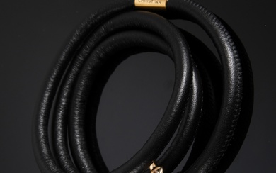 Christina Design London. 'Black Dream' charm af 14 kt. guld og læderarmbånd (2)