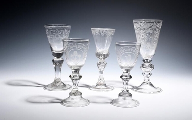 Cinq verres à vin hollandais ou de Bohème vers 1750-60, une paire gravée d'inscriptions sur...