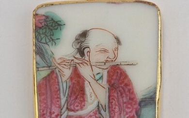 Colgante. Placa en porcelana Kangxi representando un músico engarzado...