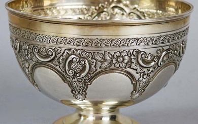 Coppa in argento lavorato con volute e fiori