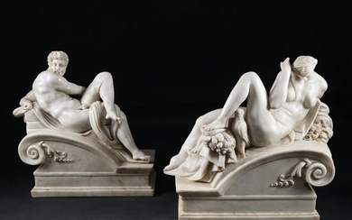 Coppia di sculture in marmo bianco raffiguranti Il Giorno e La Notte, dalle...