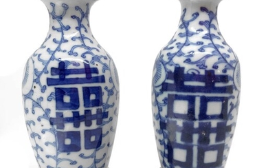 Coppia di vasi in porcellana, Cina (Manciuria), XVII secolo. In un vaso...