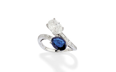 DIAMOND AND BLUE SAPPHIRE RING in 18K white gold...