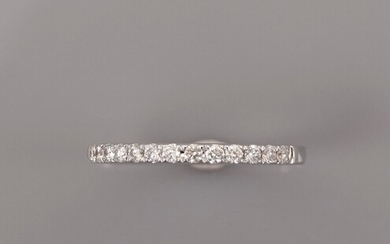 Demi-alliance en or gris, 750 MM, centrée de diamants, taille : 51, poids : 1,5gr....