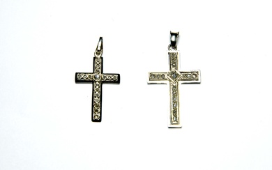 Deux croix en pendentif.