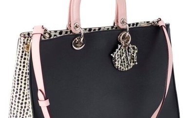"Diorissimo" large model bag, black leather, black/white spotted reptile sides, reminder on the charms of the letters of the house, double handle in pink leather, magnetic closure on main compartment lined in black spotted white cotton, removable...