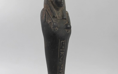 EGYPTE. Oushebti inscrit portant sceptre et fléau. Terre cuite noire. L11.3cm. Non daté. Dans la...