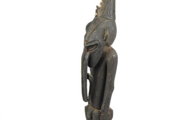 EMBOUCHURE DU SEPIK, Papouasie-Nouvelle-Guinée. Bois sculpté et patiné. Statue d'esprit au personnage debout, les mains...