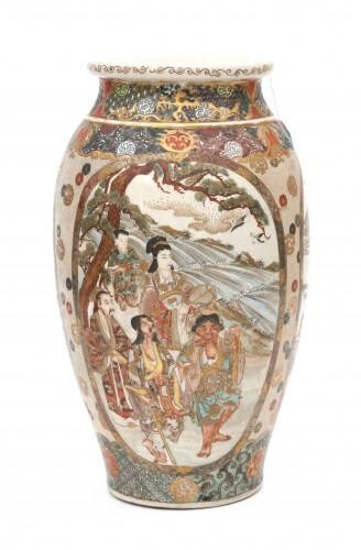 Een Japans keramiek vaas. Decor van onsterfelijken. Satsuma, Meiji (1868-1912). Hoogte 39,5 en omtrek 77 cm.
