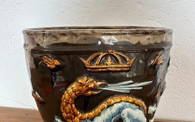 Émile GALLÉ (1846-1904) Vase en faïence polychrome à panse aplatie à décor d'une salamandre couronnée...