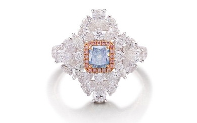 FANCY LIGHT BLUISH GREEN DIAMOND AND DIAMOND RING | 0.47卡拉 方形 淡彩藍綠色鑽石 配 鑽石 戒指