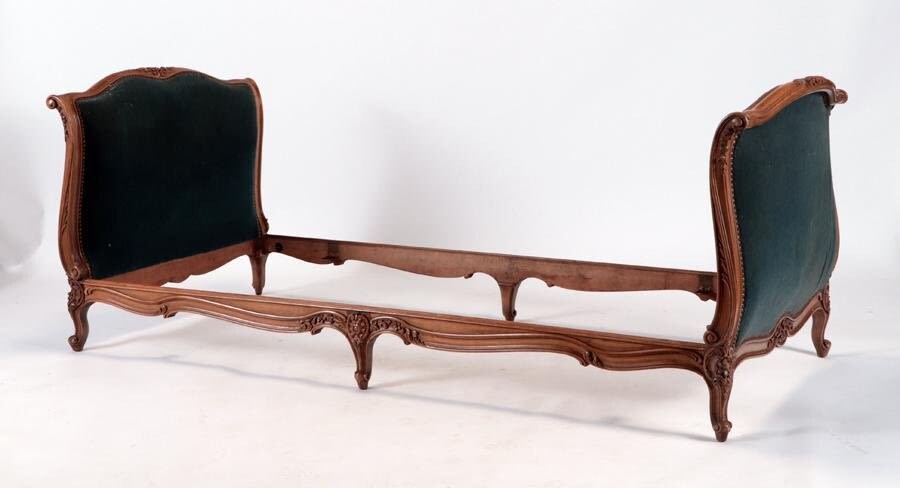 FRENCH LOUIS XV STYLE SIX LEG DAYBED CIRCA 1940