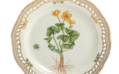 SOLD. "Flora Danica" porcelain plate with pierced border, decorated in colours and gold. Royal Copenhagen. Diam. 27.5 cm. – Bruun Rasmussen Auctioneers of Fine Art