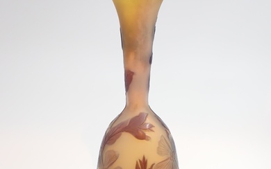 GALLE Vase soliflore en verre multicouches décor dégagé à l'acide, H 20,8 cm (fèle au...