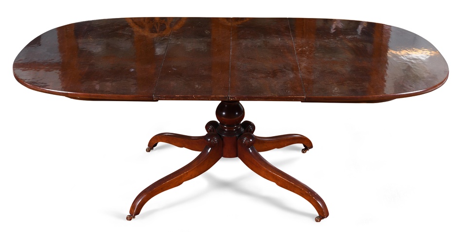 GEORGE III STYLE MAHOGANY EXTENSION DINING TABLE 29 x 40 x 54 in. (73.7 x 101.6 x 137.2 cm.)