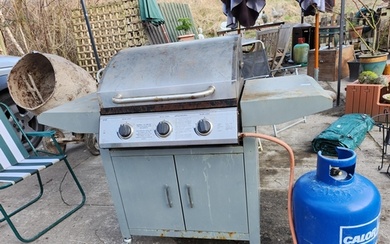 Gas three burner barbecue with gas bottle