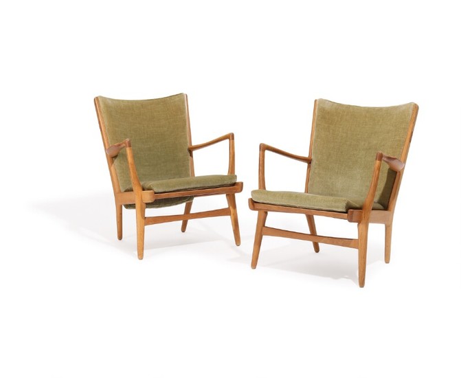 Hans J. Wegner: “AP 16”. A pair of oak easy chairs, loose seat cushion and back upholstered in olive green velour. (2)