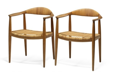 Hans J. Wegner: “The Chair”. A pair of solid oak armchairs. Seat and back with woven cane. Model JH 501. Made by Johannes Hansen. (2)
