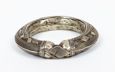 Hollow silver bracelet from Yemen. Decoration in filigree...