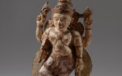 INDE. Grande statue du dieu Vishnou, debout sur une base semi circulaire, dans une posture...