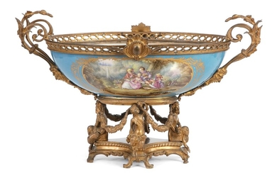 Importante coupe de style Louis XVI en porcelaine à décor de scène romantique dans le...
