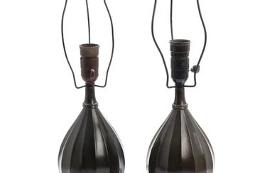 Just Andersen: A pair of “disko” metal table lamps with fluted, drop-shaped corpus mounted on octagonal base. H. incl. mouting 48.5 and 49 cm. (2)