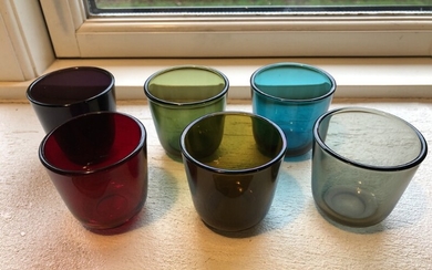 Kaj Franck: A collection of 6 coloured glasses. Manufactured by Nuutajärvi Notsjö. Circa 1960. H. 5.7 cm. Diam. 5.8 cm. (6)