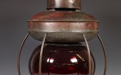 Koperen bakboord scheepslamp met rood bol glas, ca. 1900;