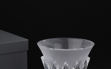 LALIQUE France Vase en cristal translucide pressé moulé, modèle "Feuilles". H_18 cm - Diam_15 cm...