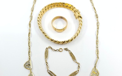 LOT d'or 750° comprenant : Collier colerette en or jaune 750° Bracelet maille alternée Bracelet...