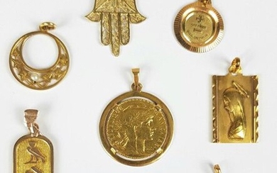 LOT of seven 750 gold pendants ‰ one with a 20 franc gold coin (total PB 28.4 g), a "Hand of Fatma" metal pendant is attached to it