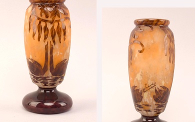 Le Verre Français / Charder (Charles Schneider) Vase en verre multicouche dégagé à l’acide aux...