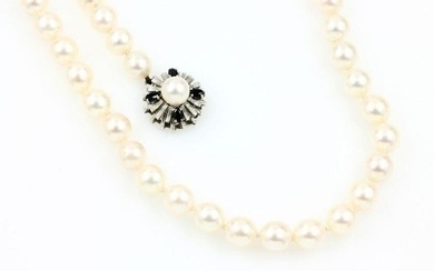 Long necklace made of cultured pearls