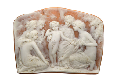 Lot 22 CAMEE sur coquille représentant un putto entouré de nymphes au bain. Epoque XIXème siècle. 8 x 6 cm. Craquelures.