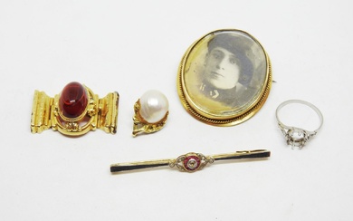 Lot de bris en or 18 K comprenant un pendentif perle baroque, un fermoir de...
