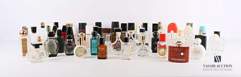 Lot d'environ cinquante-sept flacons à parfum... - Lot 722 - Vasari Auction